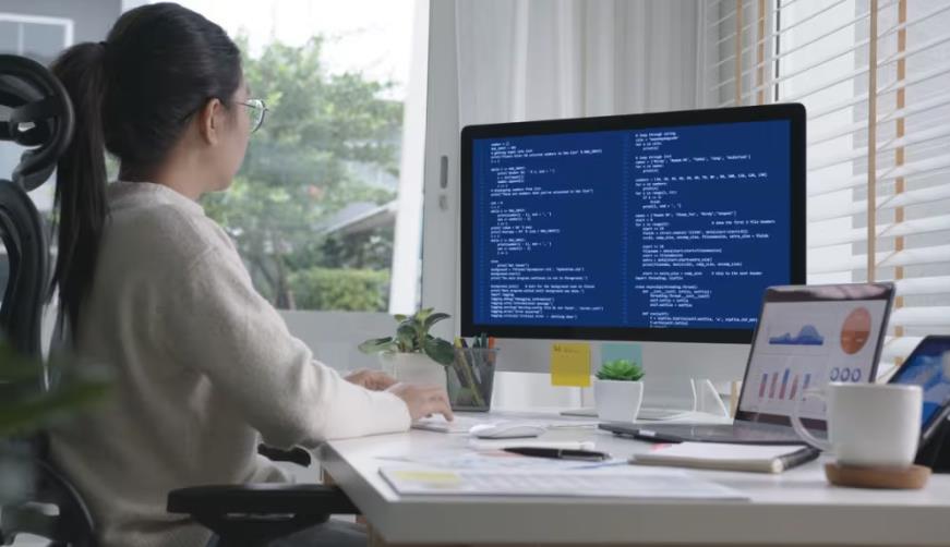 乌审旗软件开发公司实战建议:网站赋能,为何必须接入支持机器人?